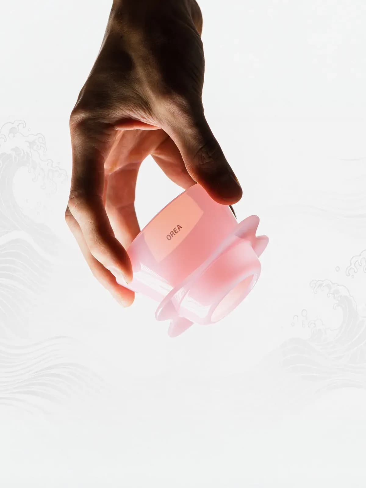 Orea O1 Creamy Pink in der Hand gehalten