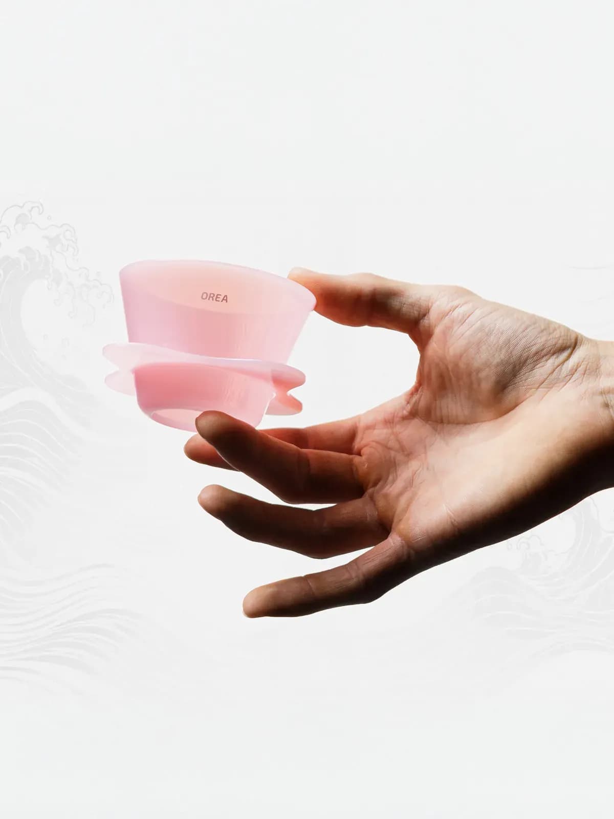 Orea O1 Creamy Pink auf der offenen Hand, von der Seite