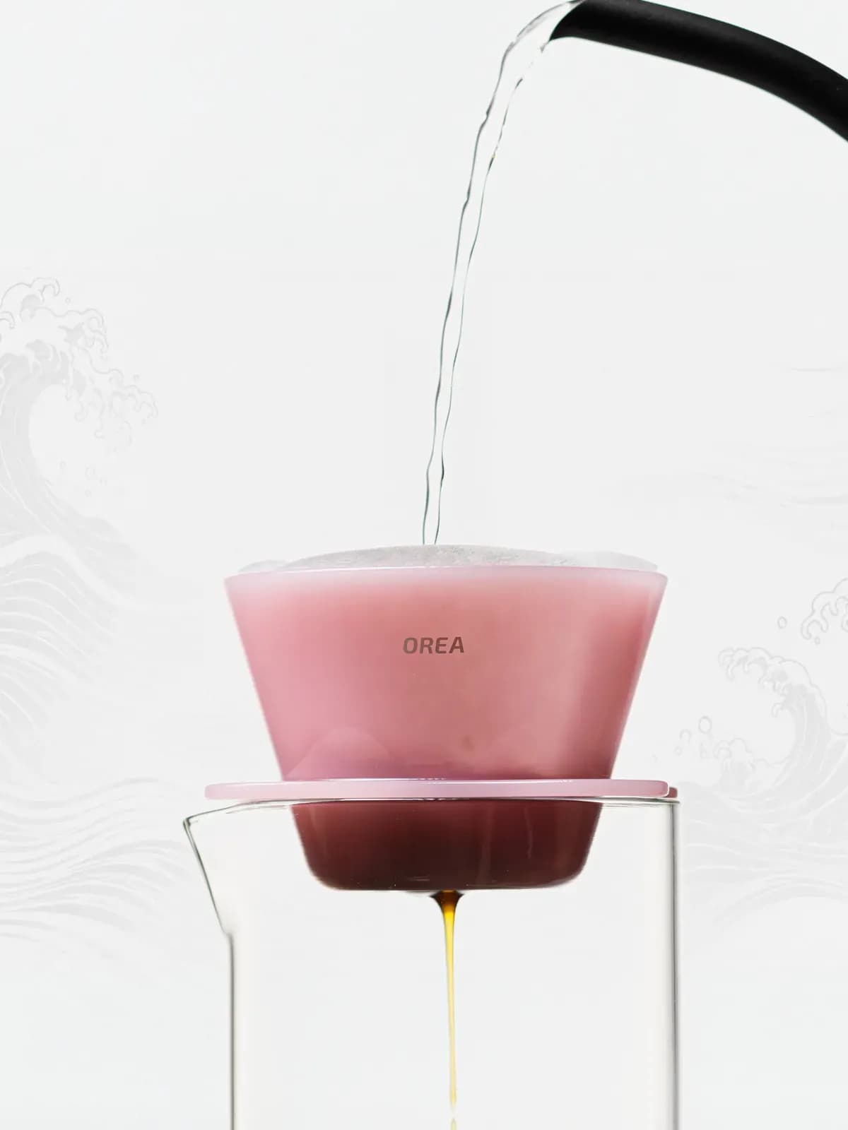 Orea O1 Creamy Pink beim Aufgießen auf einer Glaskanne