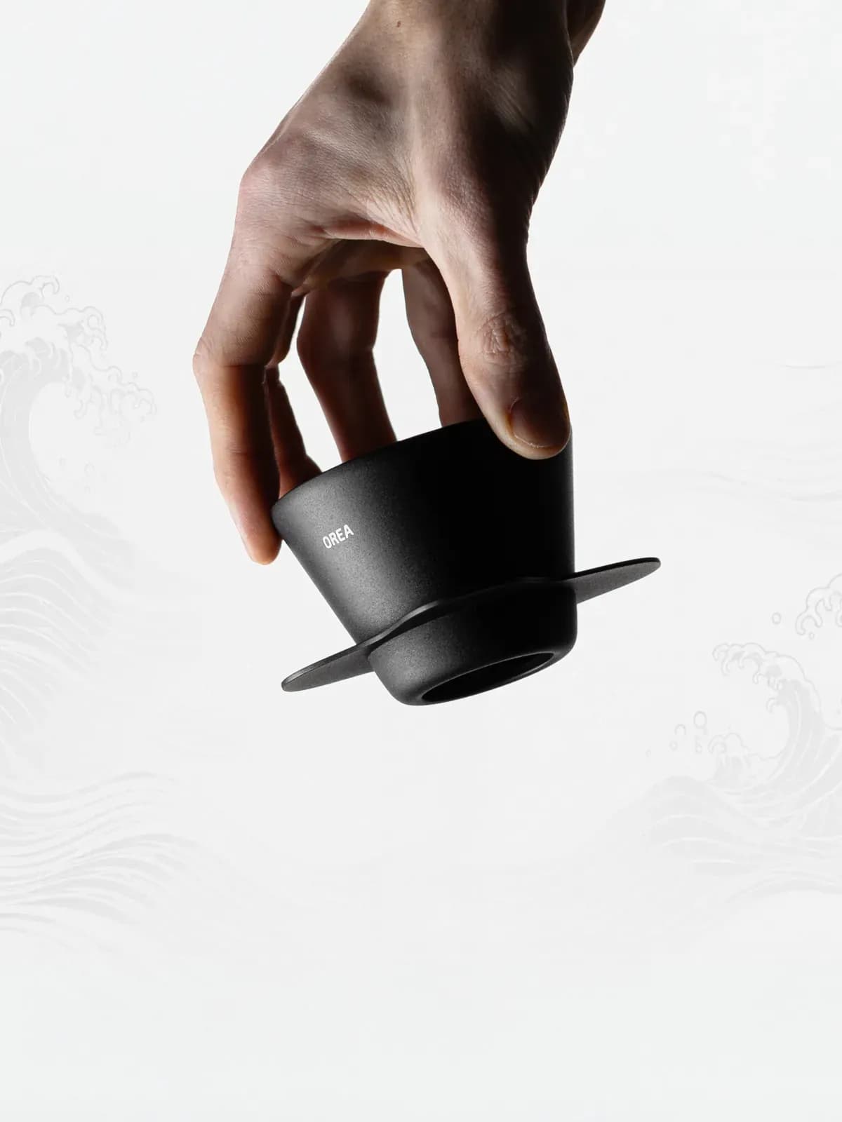 Orea O1 Steel Obsidian in der Hand gehalten