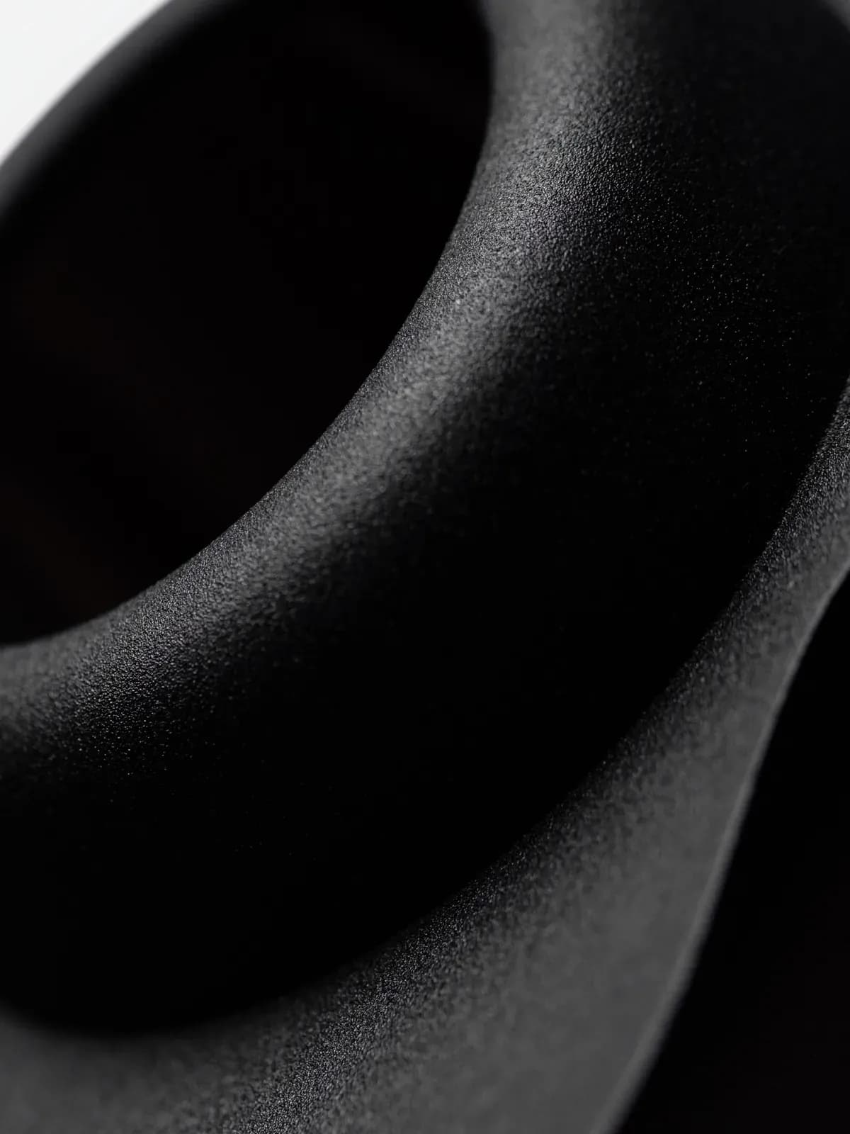 Nahaufnahme der matten Oberfläche des Orea O1 Steel Obsidian