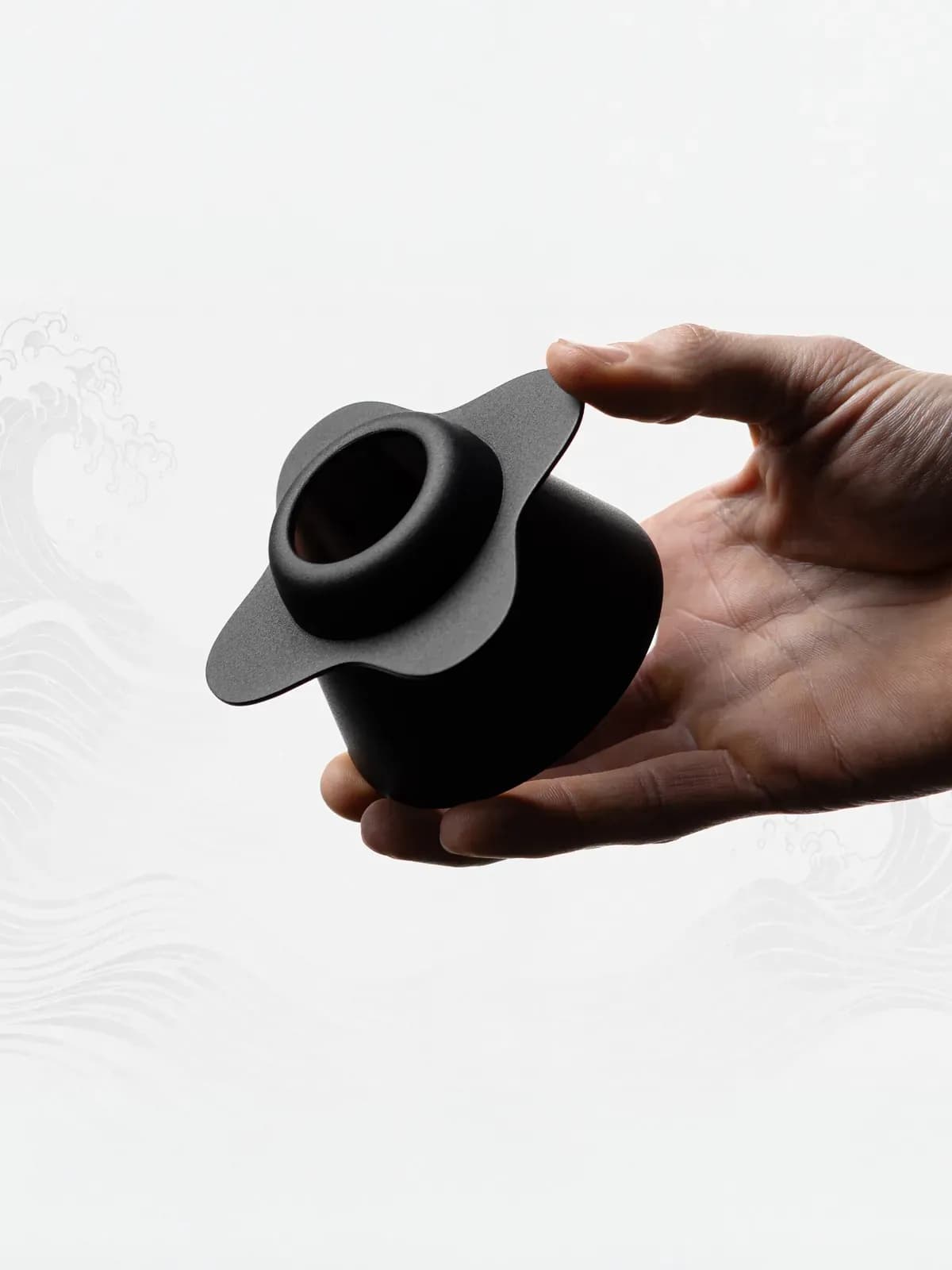 Orea O1 Steel Obsidian in der Hand, Blick auf die Unterseite