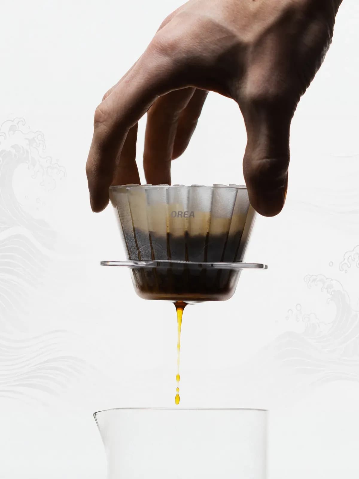 Orea O1 Clear mit Papierfilter, Kaffee tropft in eine Glaskanne