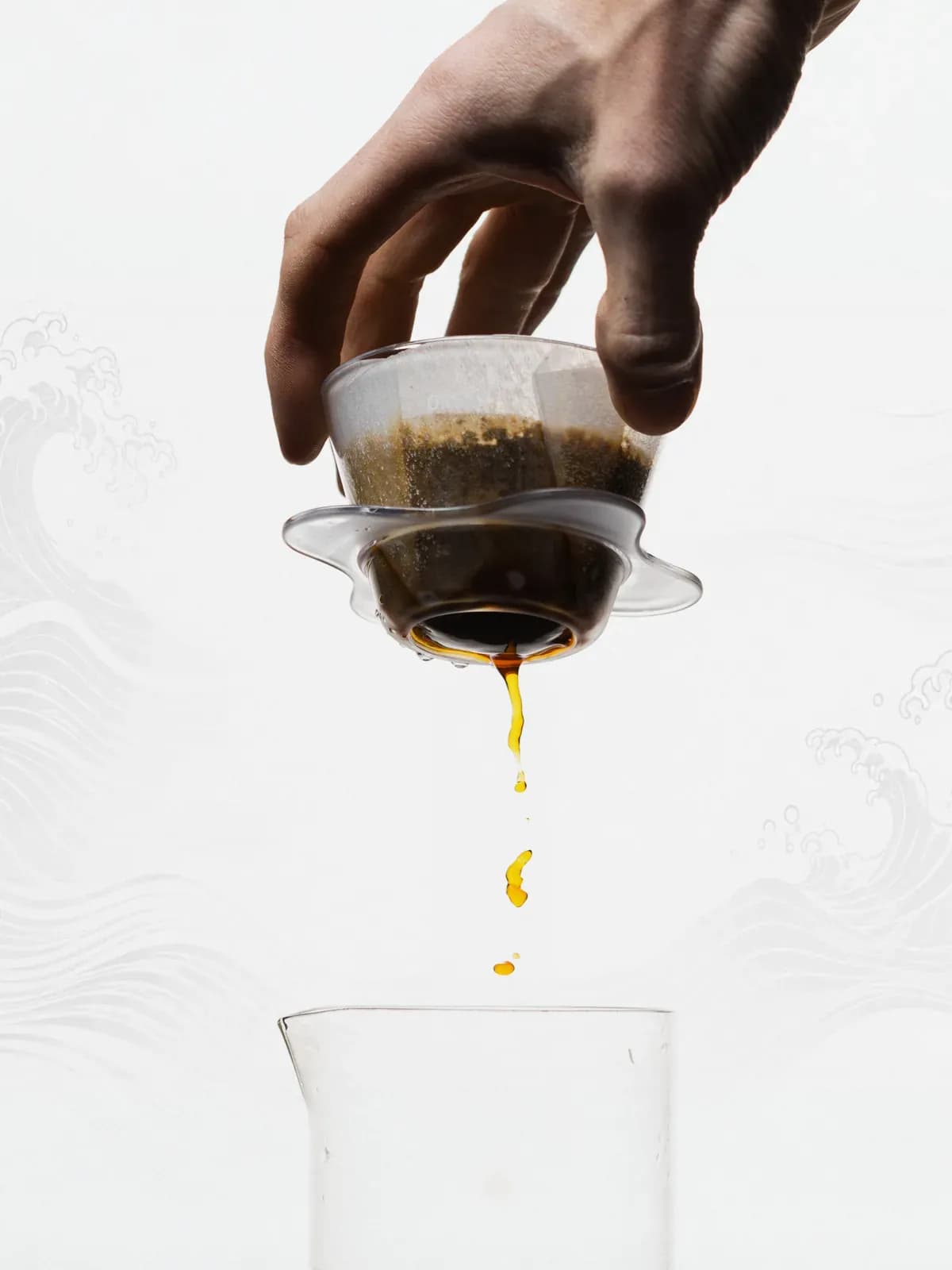 Orea O1 Clear in der Hand, Kaffee tropft aus dem Auslauf