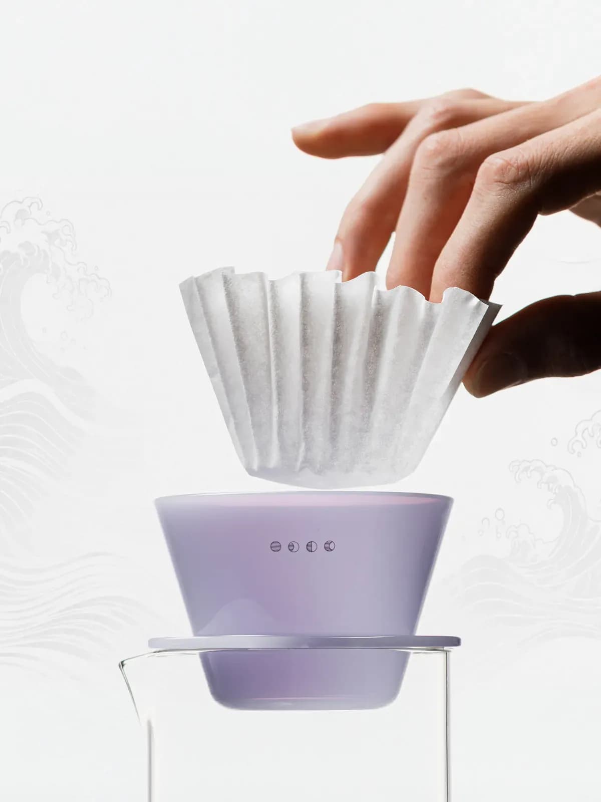 Orea O1 Creamy Purple auf einer Glaskanne, ein Papierfilter wird eingesetzt