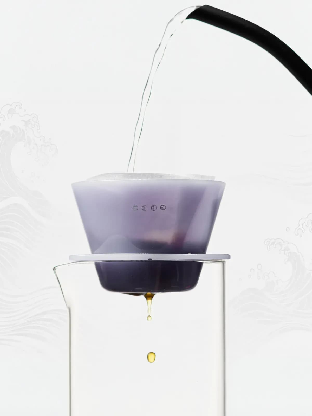 Orea O1 Creamy Purple beim Aufgießen auf einer Glaskanne