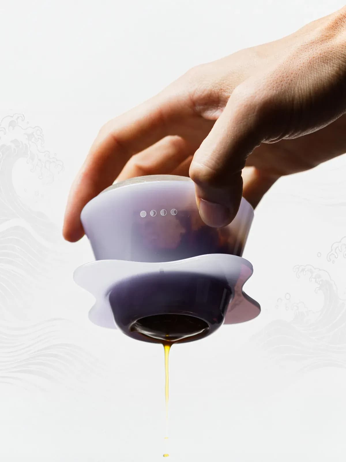 Orea O1 Creamy Purple in der Hand, Kaffee läuft aus dem Auslauf